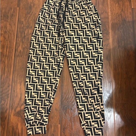 Elegant Black and Tan Patterned Pantsuit - Picture 2 of 7